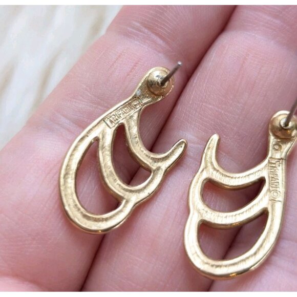 Vintage Signed Trifari Gold-tone Pierced Wing Earrings 1" Long - Picture 4 of 4